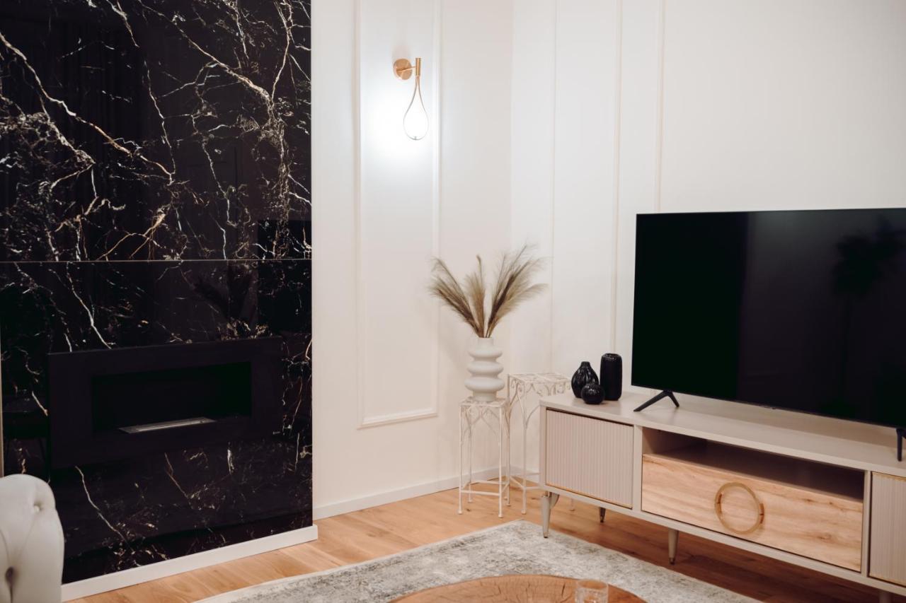 Fabulous And Fancy City Center Designer Apartment Клуж-Напока Екстер'єр фото