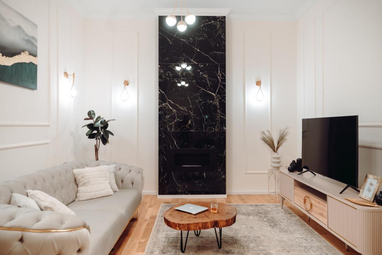 Fabulous And Fancy City Center Designer Apartment Клуж-Напока Екстер'єр фото
