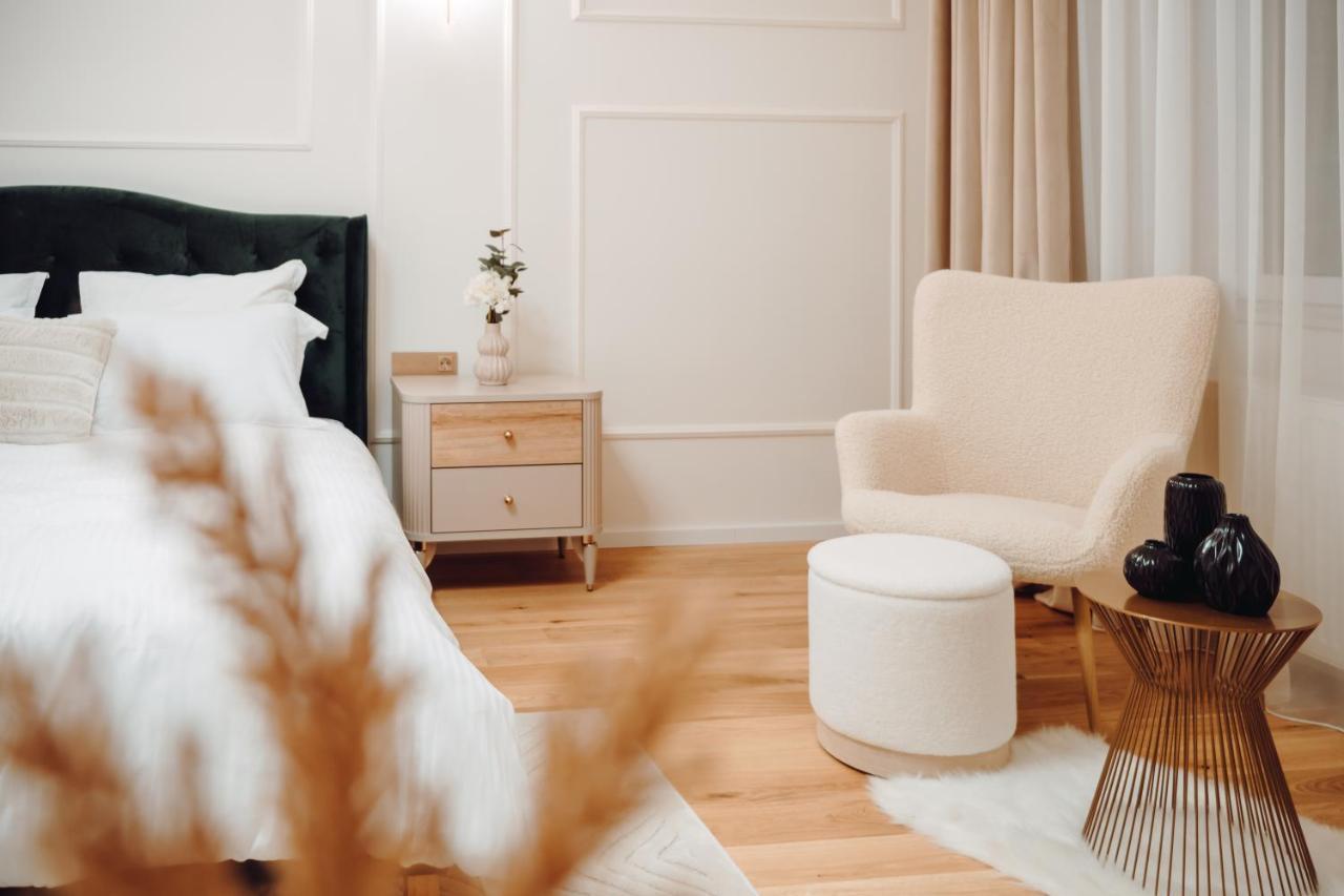 Fabulous And Fancy City Center Designer Apartment Клуж-Напока Екстер'єр фото