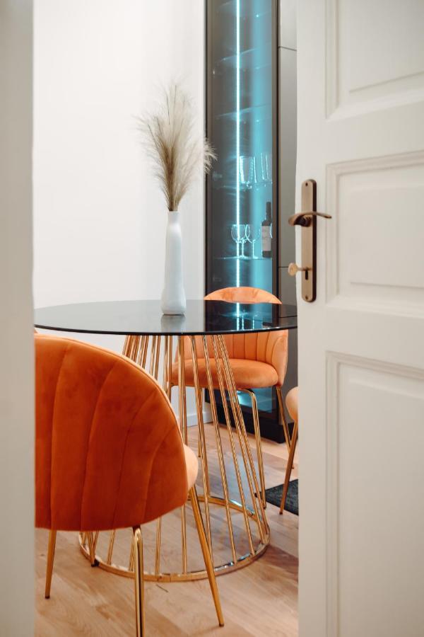 Fabulous And Fancy City Center Designer Apartment Клуж-Напока Екстер'єр фото