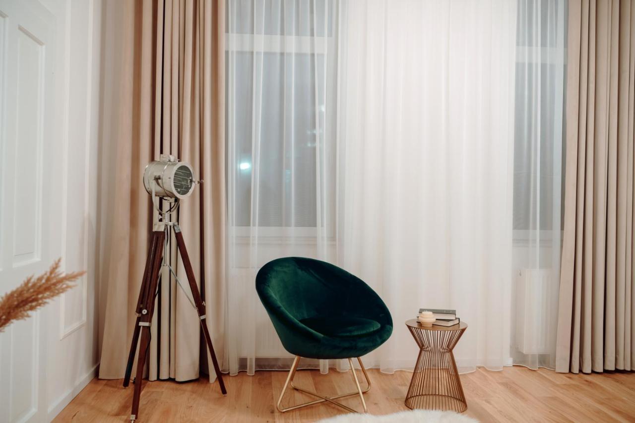 Fabulous And Fancy City Center Designer Apartment Клуж-Напока Екстер'єр фото