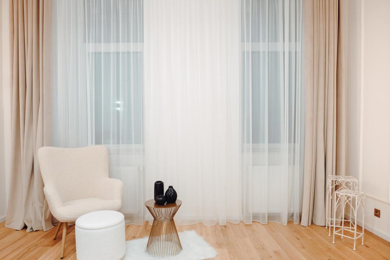 Fabulous And Fancy City Center Designer Apartment Клуж-Напока Екстер'єр фото