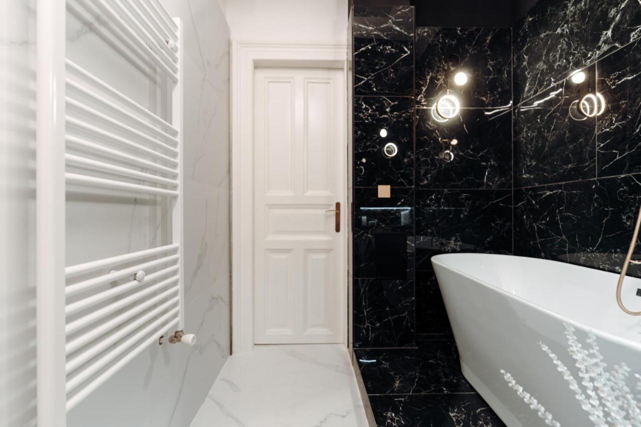 Fabulous And Fancy City Center Designer Apartment Клуж-Напока Екстер'єр фото