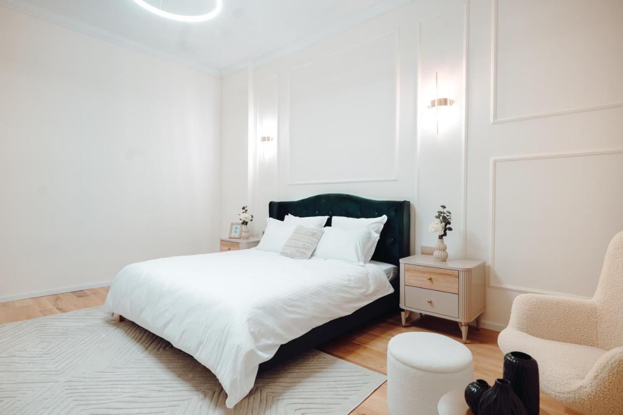 Fabulous And Fancy City Center Designer Apartment Клуж-Напока Екстер'єр фото