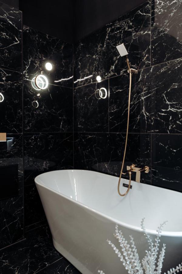 Fabulous And Fancy City Center Designer Apartment Клуж-Напока Екстер'єр фото