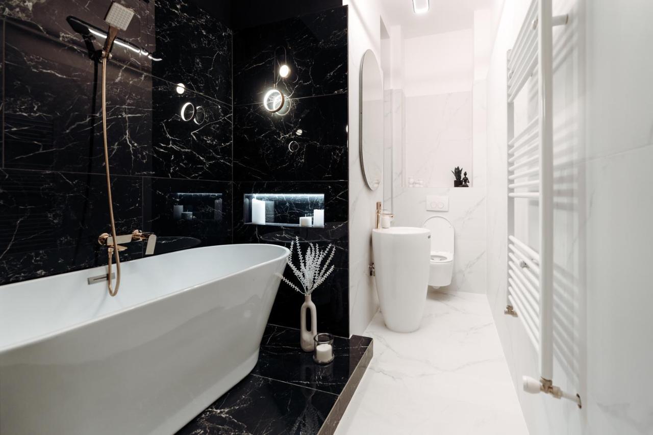 Fabulous And Fancy City Center Designer Apartment Клуж-Напока Екстер'єр фото