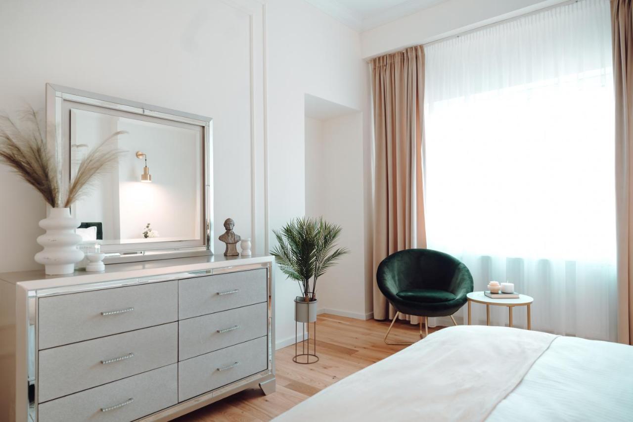 Fabulous And Fancy City Center Designer Apartment Клуж-Напока Екстер'єр фото