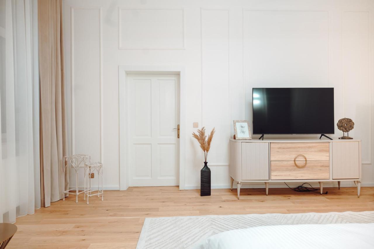 Fabulous And Fancy City Center Designer Apartment Клуж-Напока Екстер'єр фото