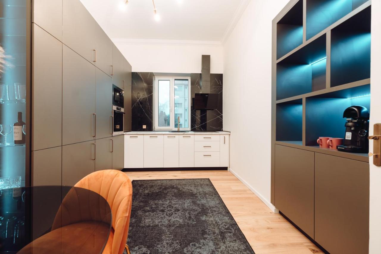 Fabulous And Fancy City Center Designer Apartment Клуж-Напока Екстер'єр фото