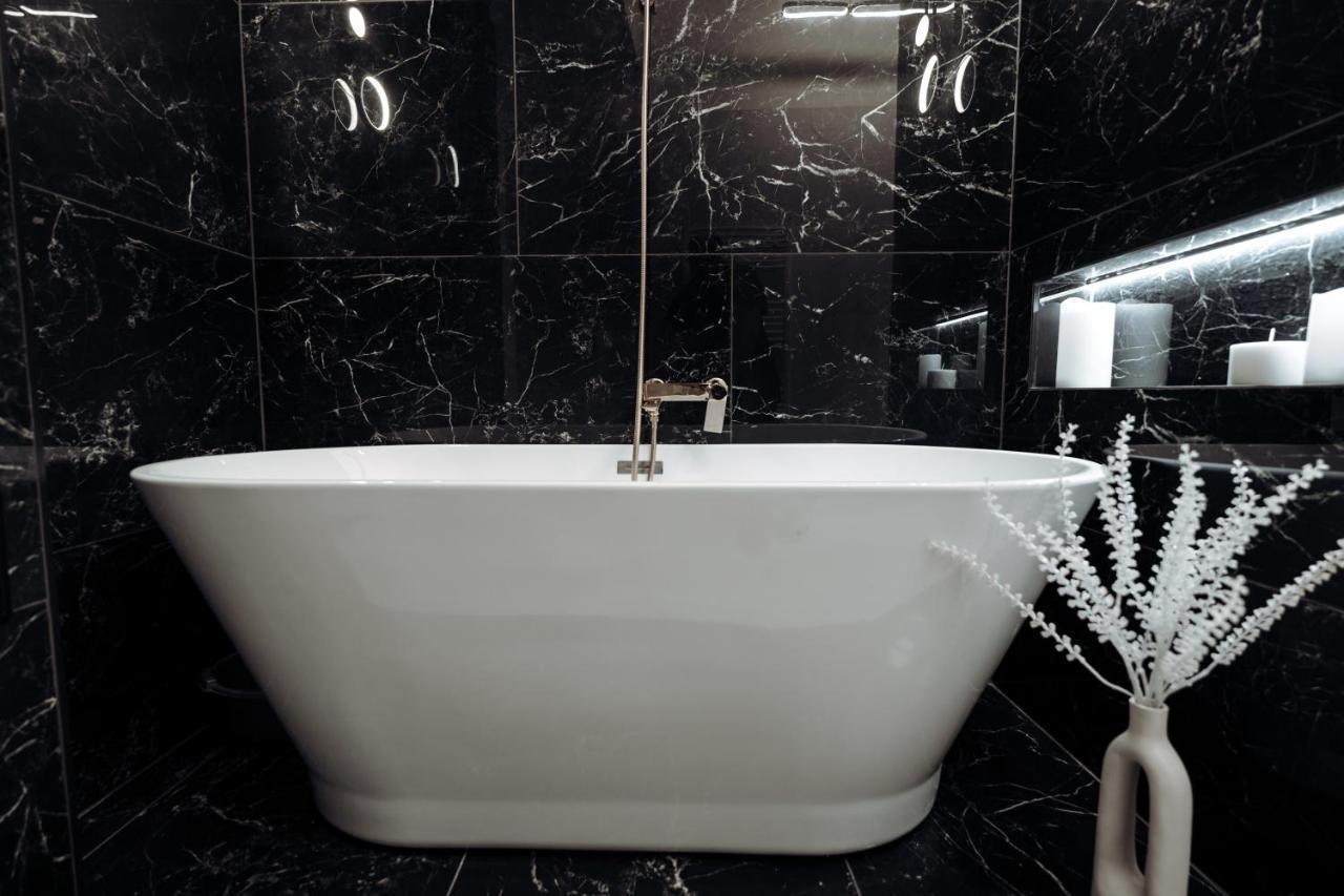 Fabulous And Fancy City Center Designer Apartment Клуж-Напока Екстер'єр фото